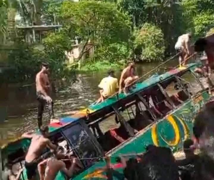 লক্ষ্মীপুরে নিয়ন্ত্রণ হারিয়ে যাত্রীবাহী বাস খালে, নিহত ৫